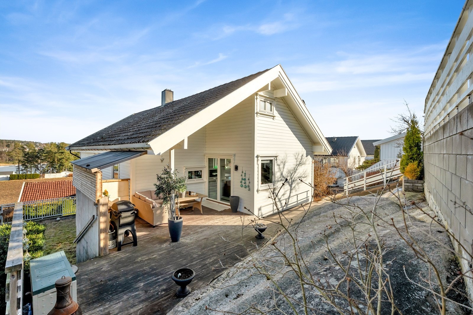 Terrassen er delvis overbygget, noe som gir ly for vær og vind. Galleribilde