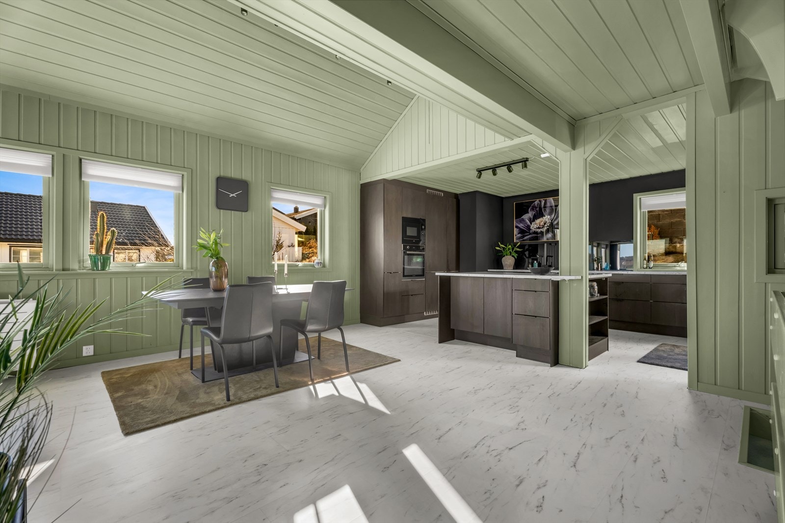 Den åpne sonen gir god plass til både spisebord og sofagruppe. Galleribilde