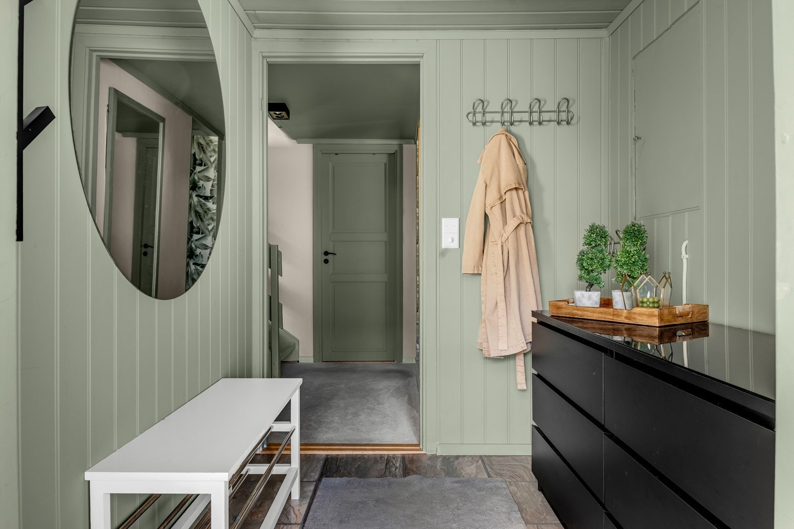 Fra vindfanget kommer du videre inn i en romslig hall. Galleribilde