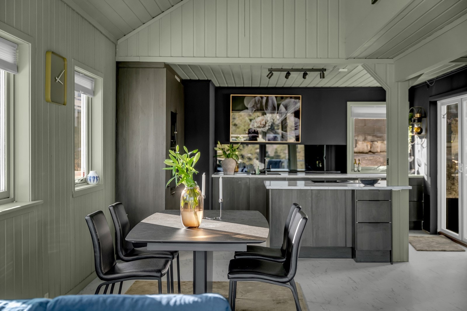 Spisestuen har en naturlig plassering mellom kjøkkenet og stuen. Galleribilde