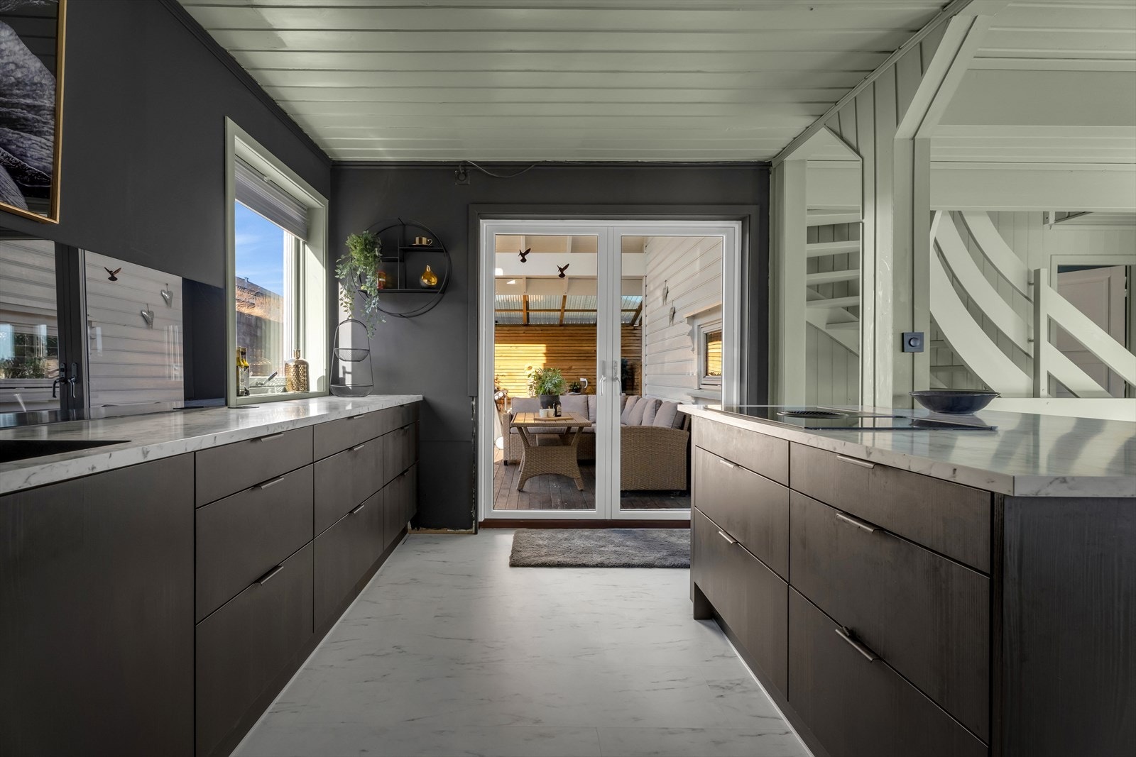 Den åpne løsningen mellom kjøkken og stue skaper en luftig og sosial sone. Galleribilde