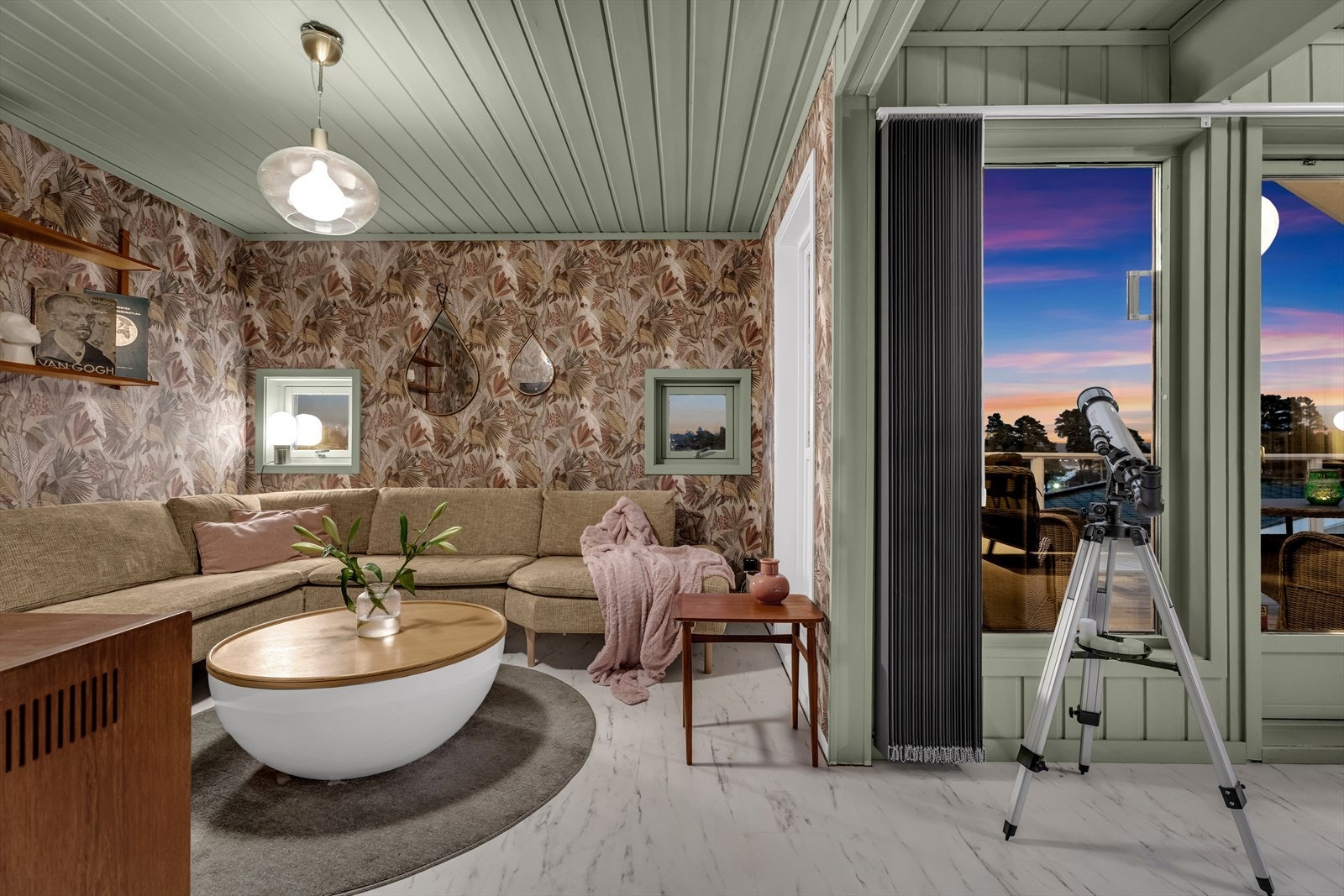 En egen, tilbaketrukket krok gir plass for en ekstra TV-stue. Galleribilde