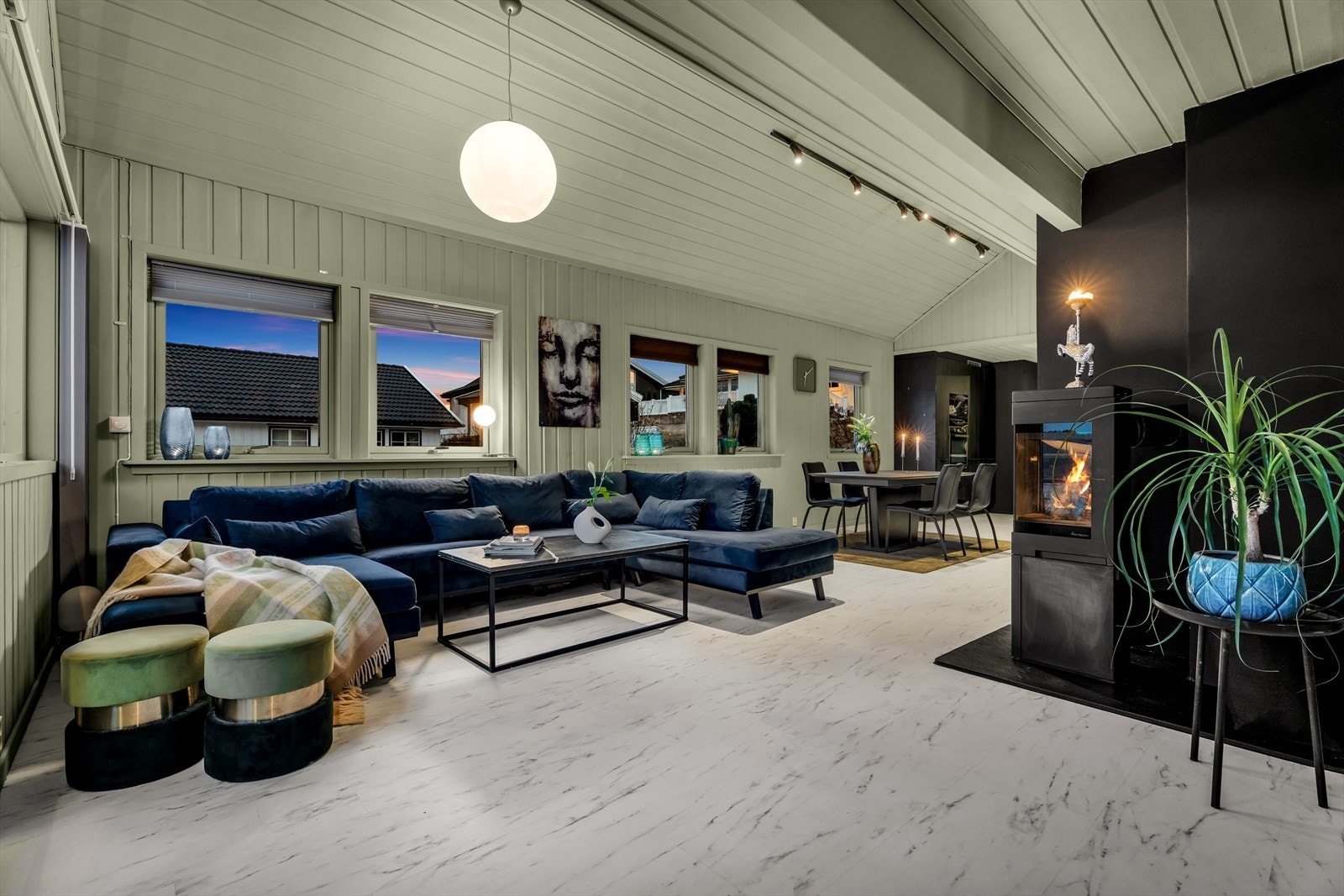 En moderne vedovn gir lun varme og en hyggelig atmosfære. Galleribilde