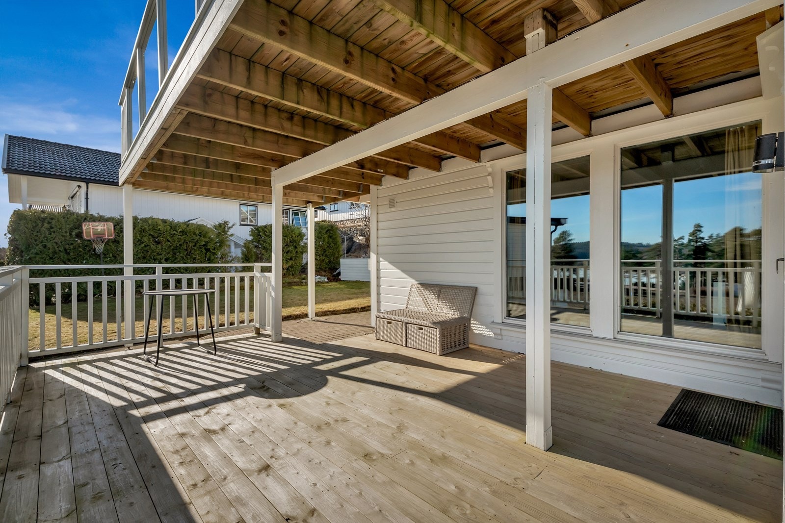 Underetasjen har en overbygget uteplass med adkomst fra ett av soverommene. Galleribilde