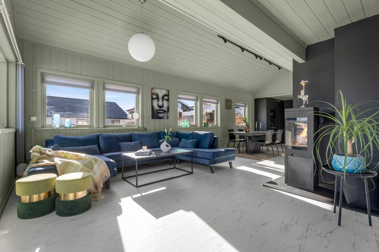 Store vindusflater gir rikelig med naturlig lys inn i stuen. Galleribilde