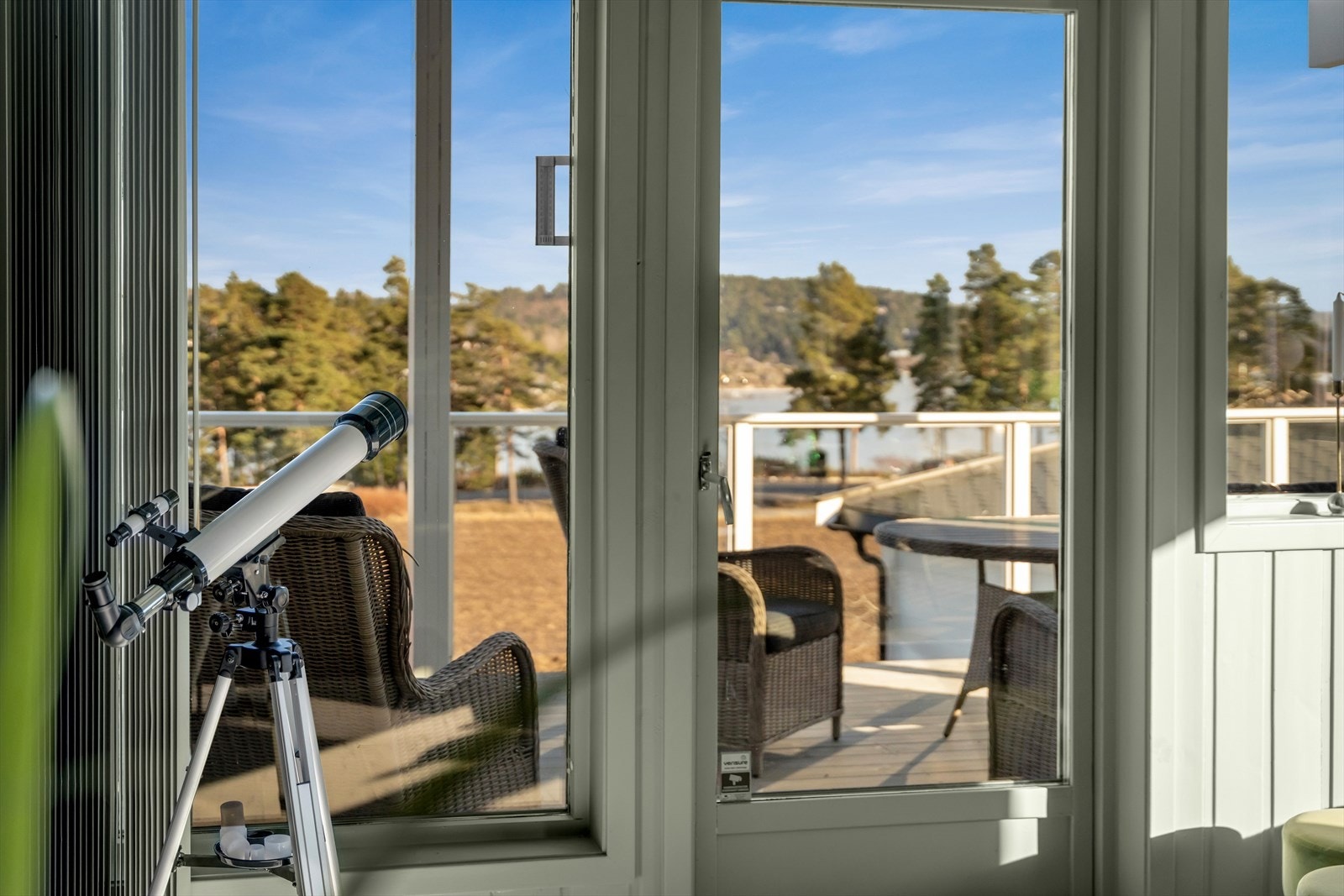 Terrassedøren visker ut skillet mellom inne- og uterommet. Galleribilde