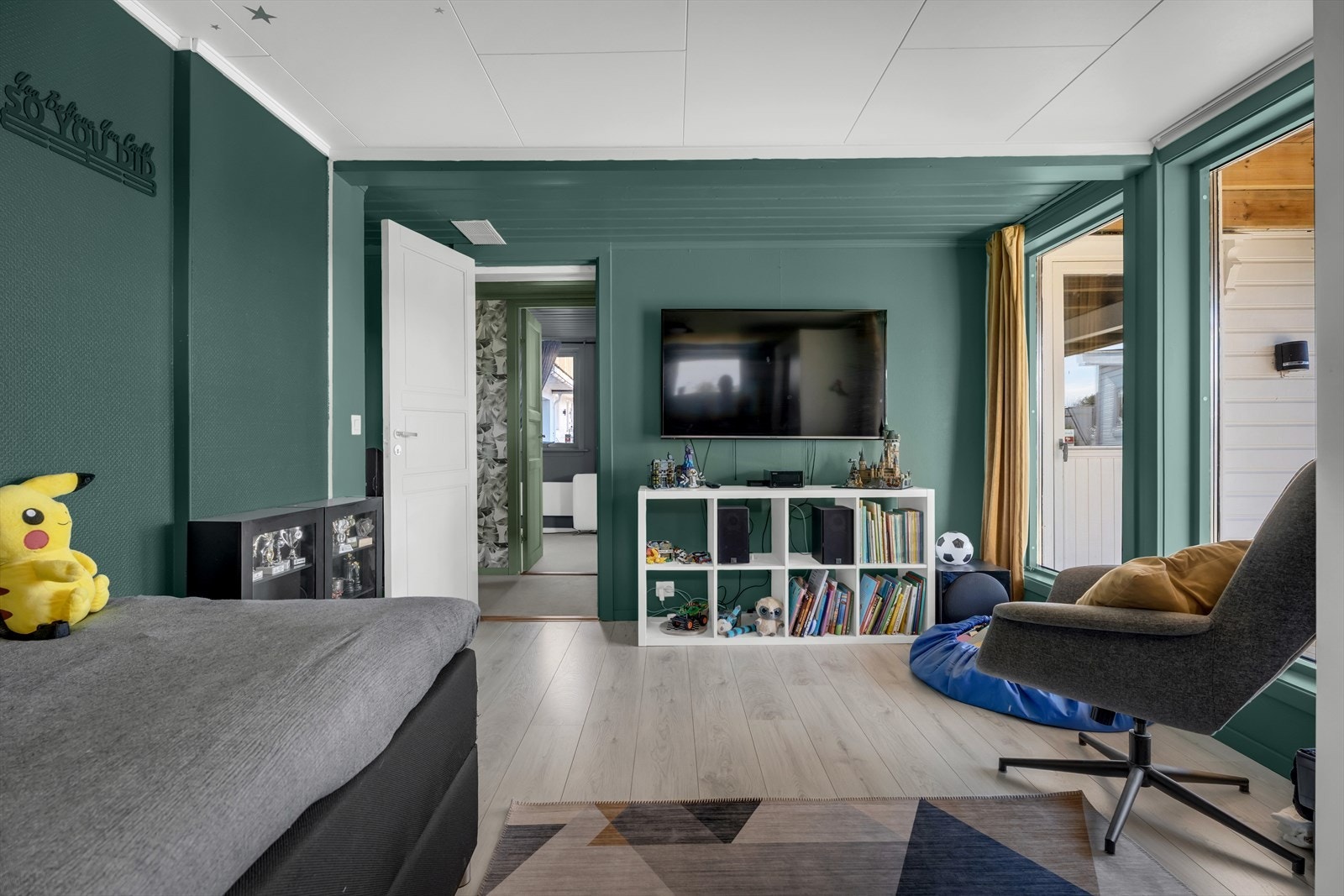 Rommet er lyst og har god plass til både seng og oppbevaringsløsninger. Galleribilde