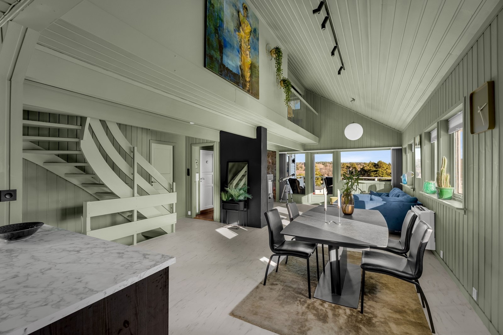 Her er det god plass til en egen spisesone i tilknytning til kjøkkenet. Galleribilde