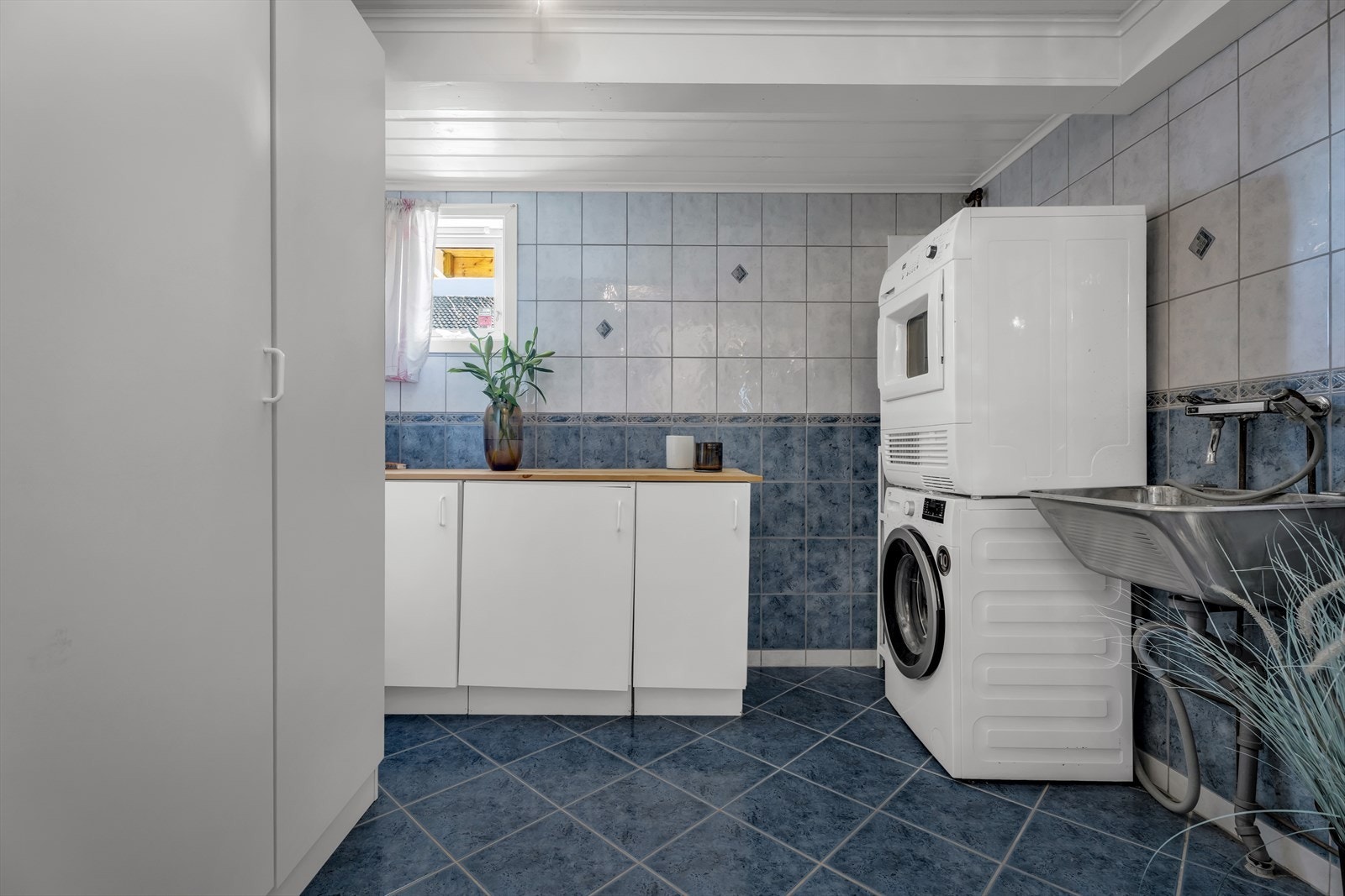 Vaskerommet fra 2005 har fliser, dusjkabinett, god skapplass og varme i gulvet. Galleribilde