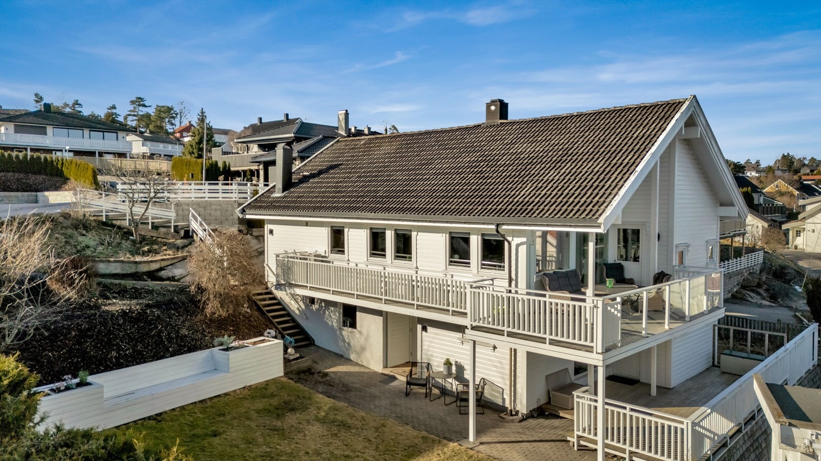 En innholdsrik enebolig over tre plan med store og varierte uteområder. Galleribilde