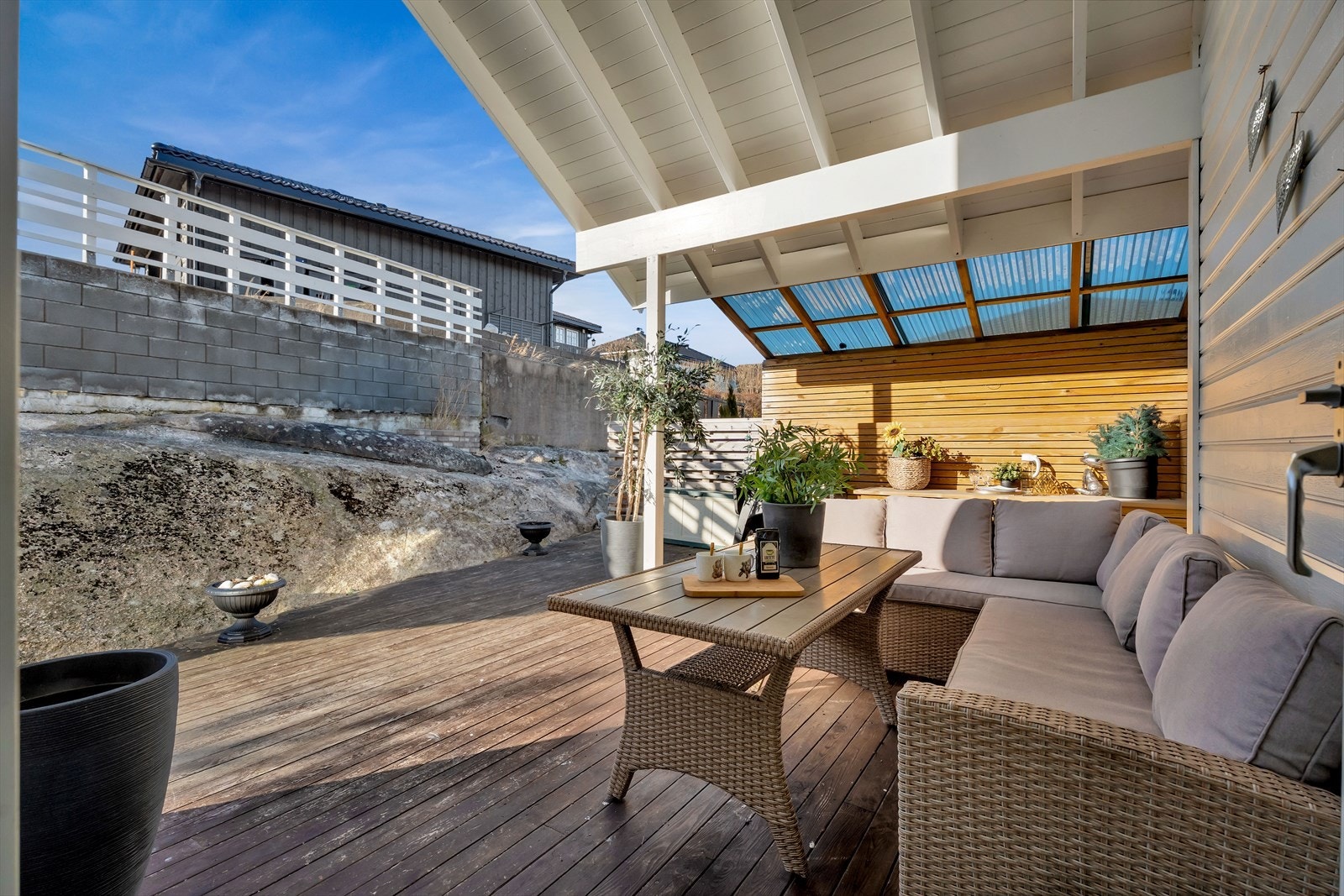 Den vestvendte terrassen på ca. 22 m² har adkomst fra kjøkkenet. Galleribilde