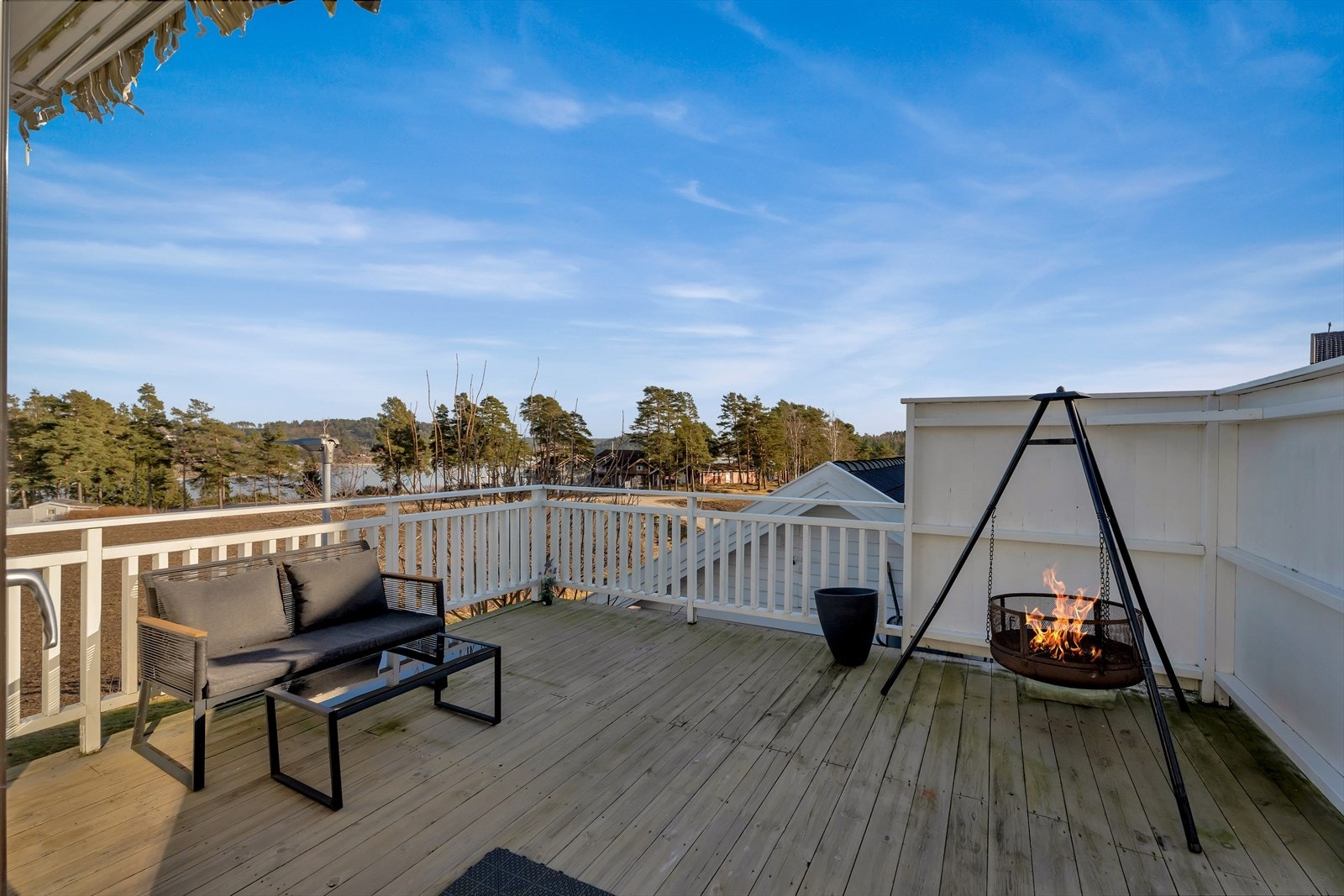 I tillegg er det en takterrasse på ca. 30 m² over garasjen. Galleribilde