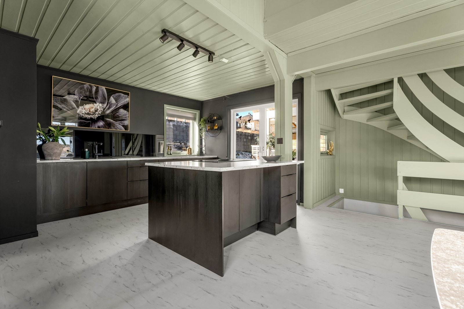 Kjøkkenøya gir ekstra arbeids- og oppbevaringsplass, og fungerer som et naturlig samlingspunkt. Galleribilde