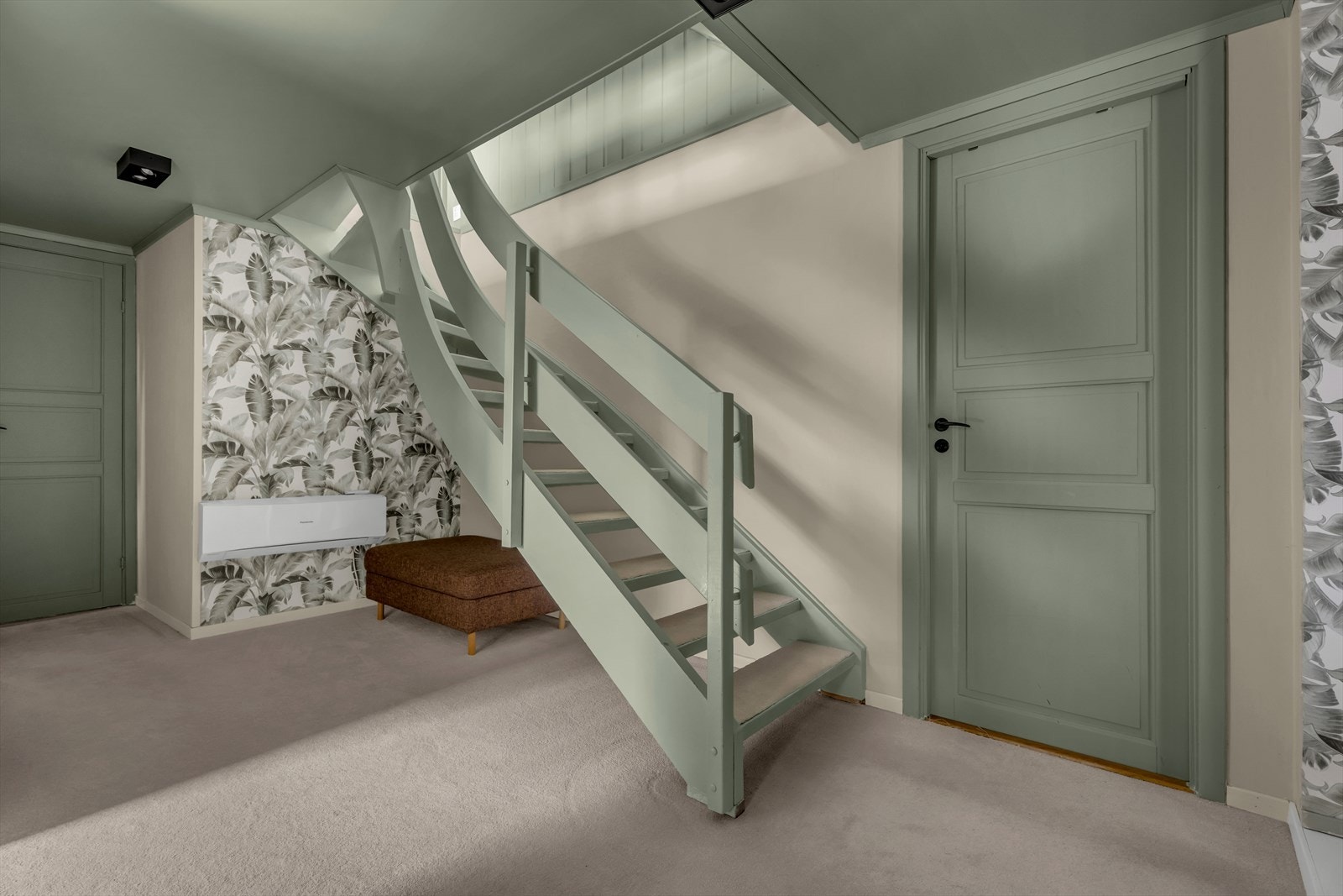 Trappen er et sentralt element som binder boligens plan sammen. Galleribilde