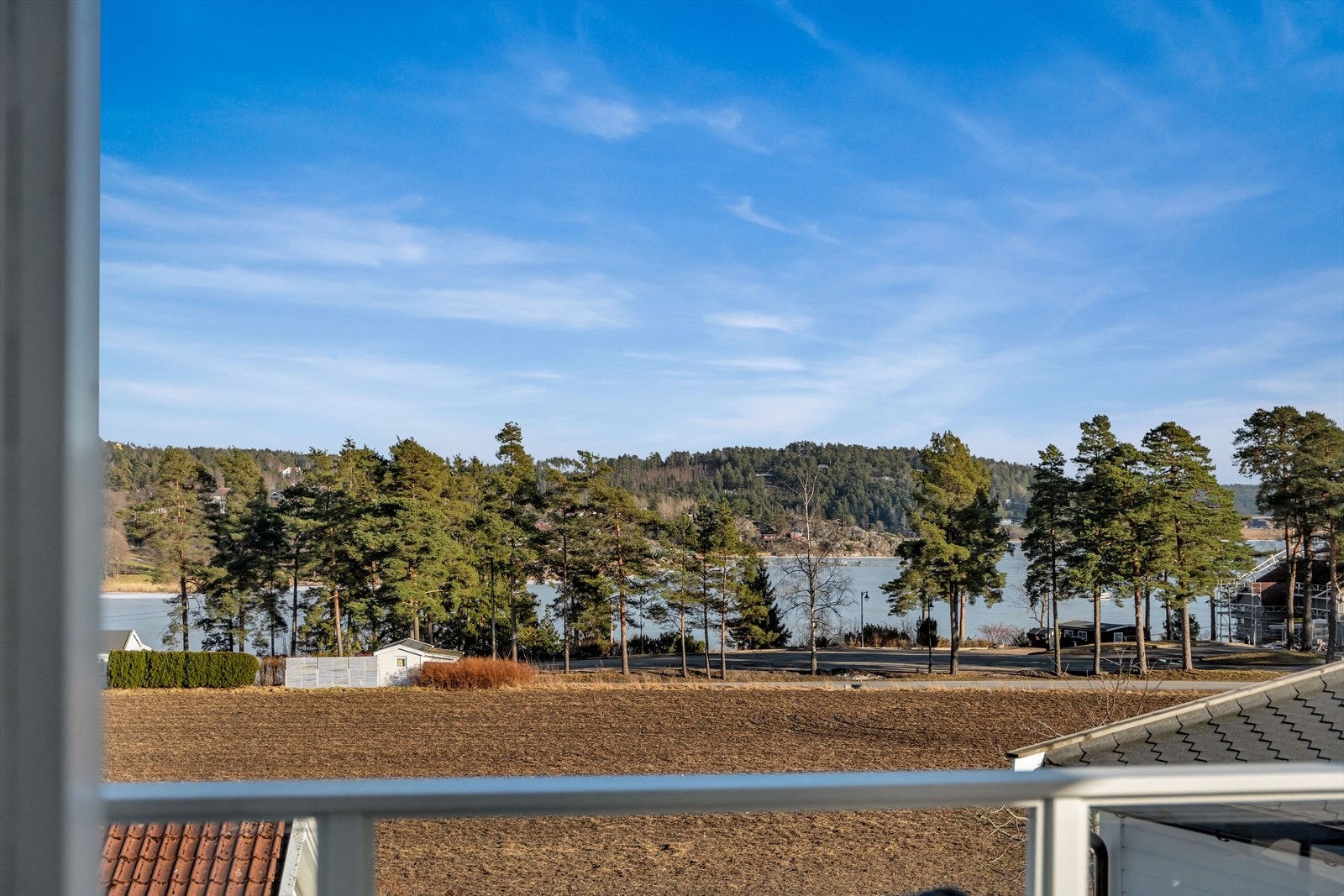 Fra boligen er det utsikt mot omkringliggende landskap og sjøen. Galleribilde