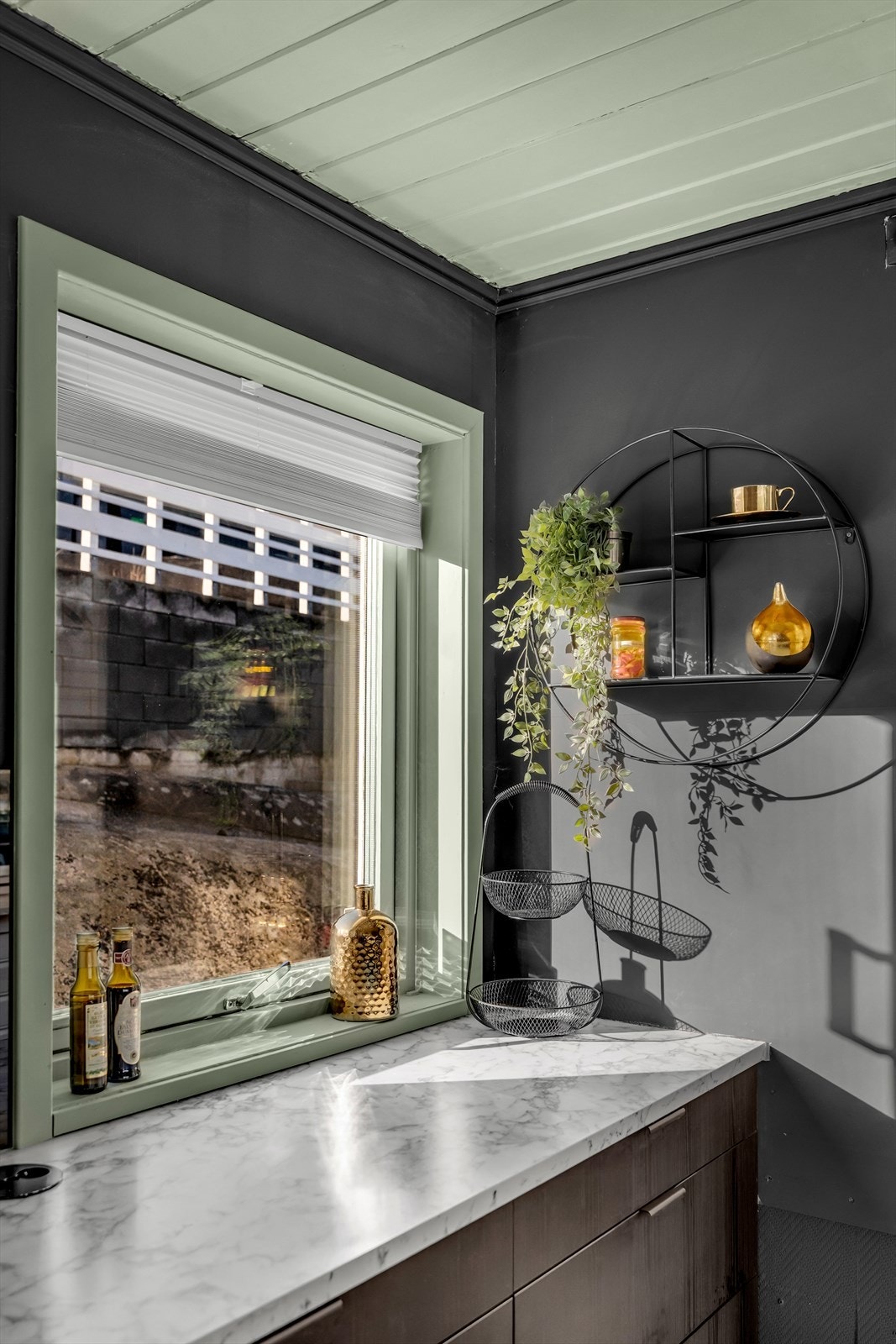 Gjennomtenkte detaljer og materialvalg preger hele kjøkkenet. Galleribilde