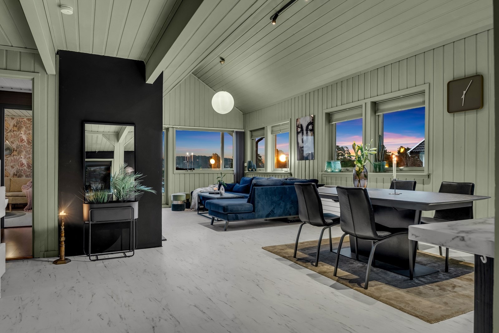 Stuen og spisestuen er plassert i åpen løsning med kjøkkenet. Galleribilde