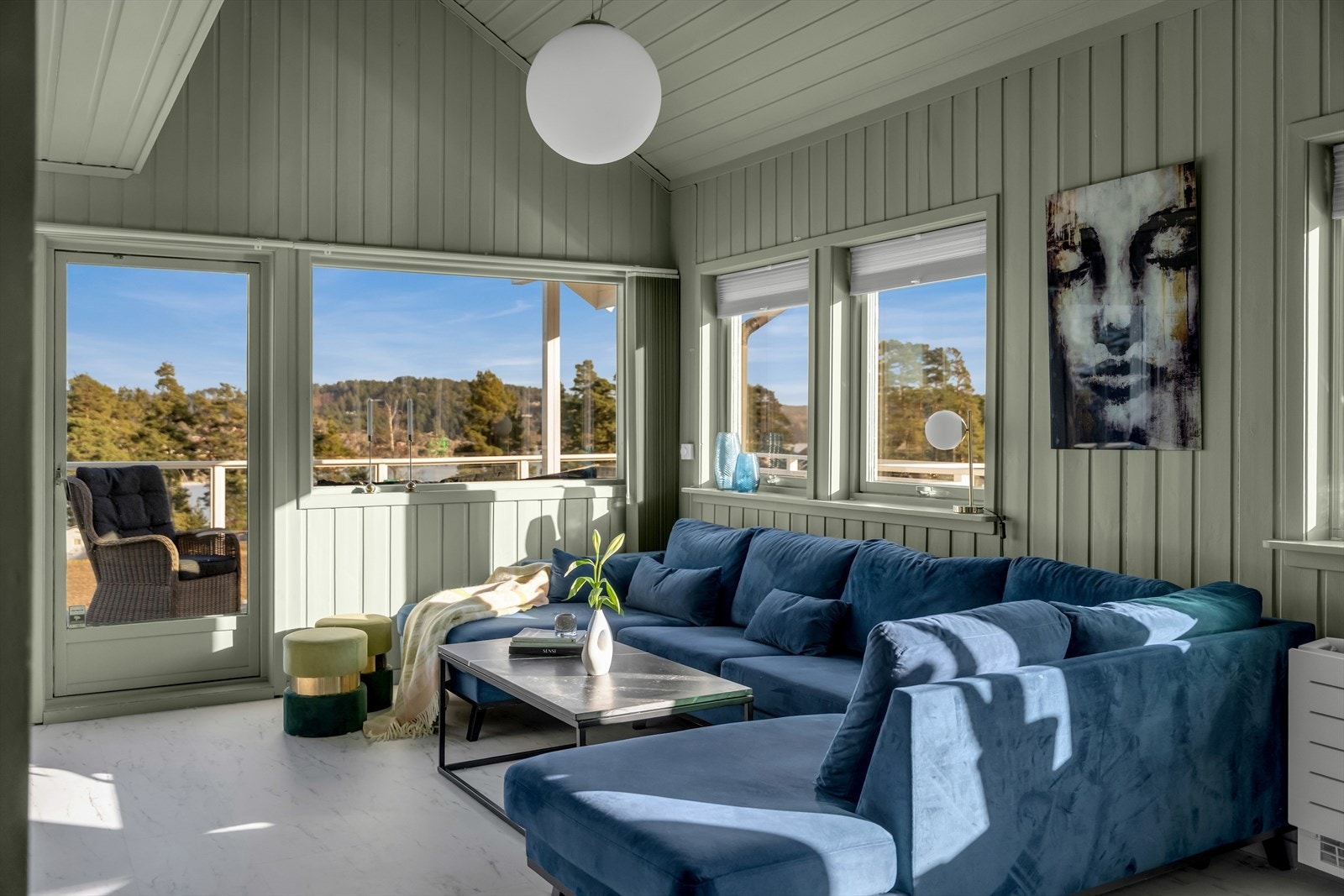 Fra stuen er det utgang til en sørvendt terrasse på ca. 30 m². Galleribilde