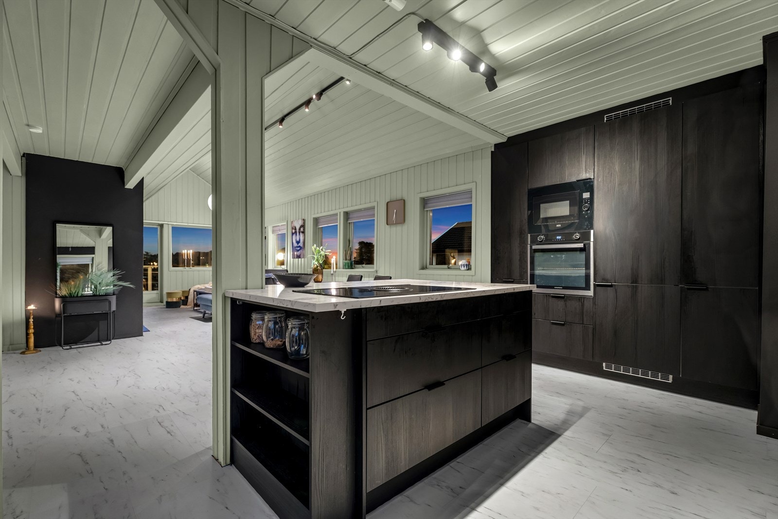 Alle hvitevarer som kjøl/fryseskap, komfyr, micro og oppvaskmaskin er integrerte. Galleribilde