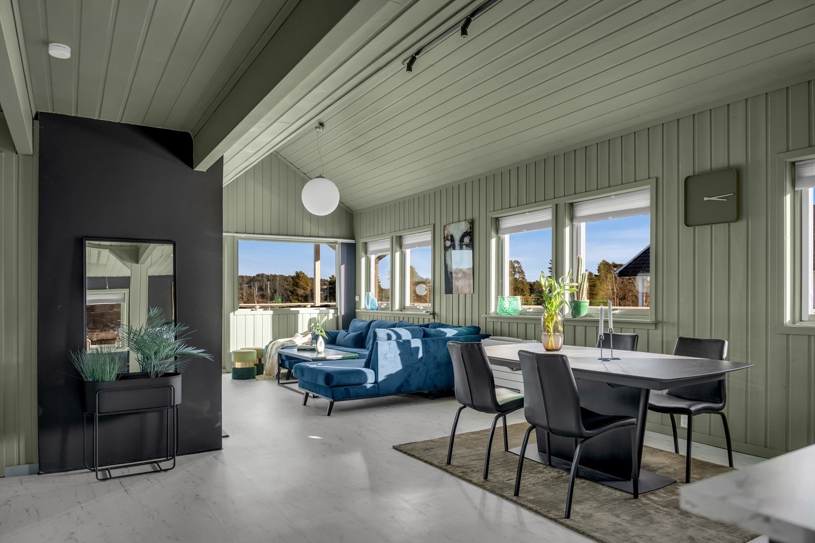 Stuen er romslig, utvidet ved at et tidligere soverom er integrert i rommet. Galleribilde