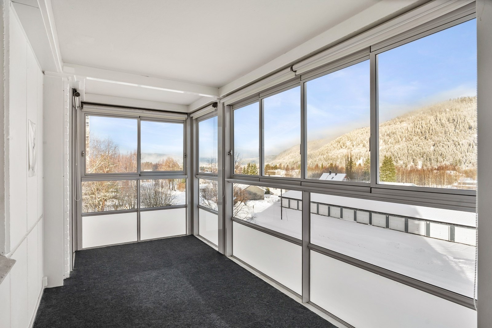 De fleksible glassfeltene kan enkelt åpnes og lukkes etter behov - fra små luftespalter til helt åpen front når sommerdagene melder seg. Galleribilde