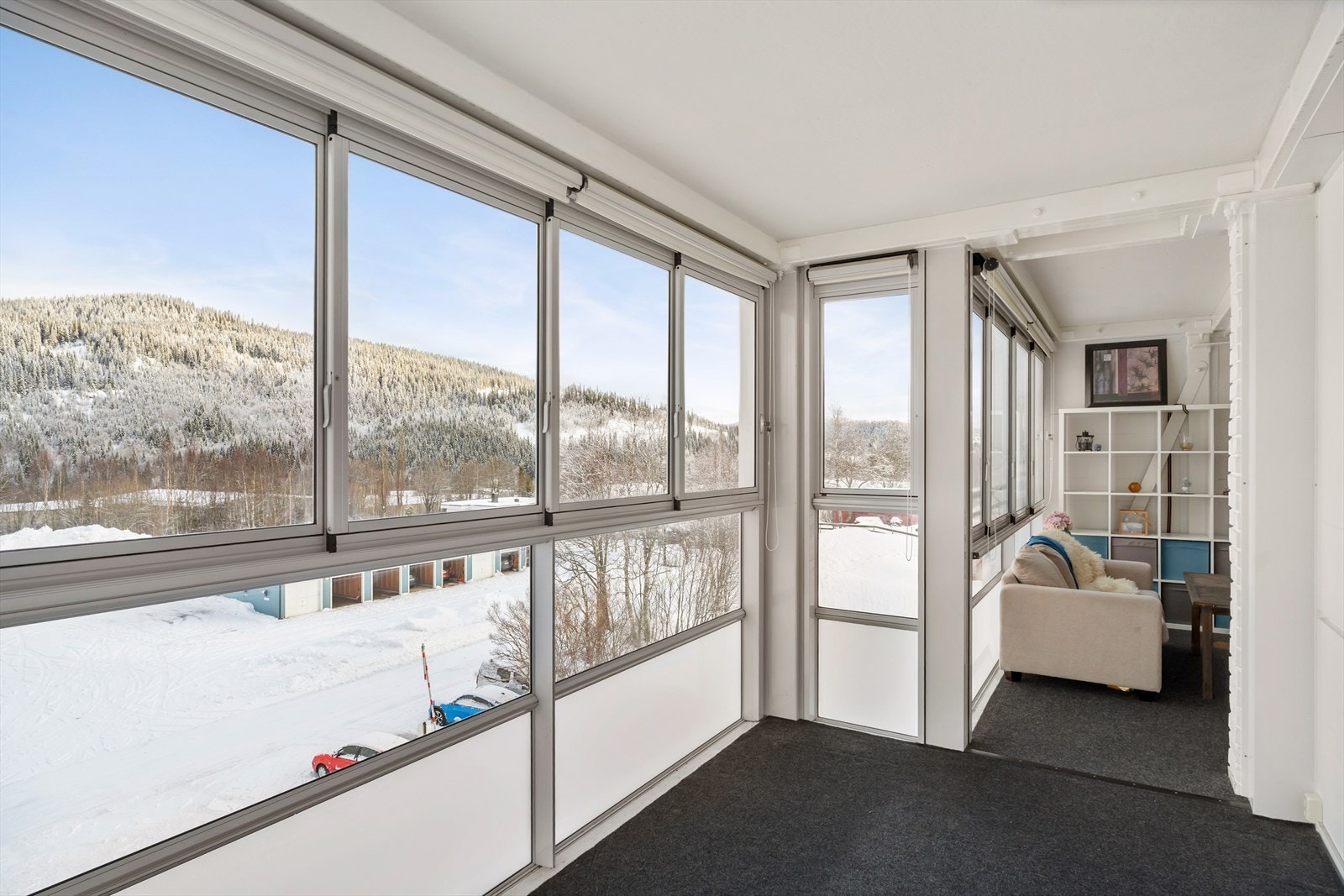 Balkongen fungerer som et ekstra oppholdsrom gjennom store deler av året. Galleribilde