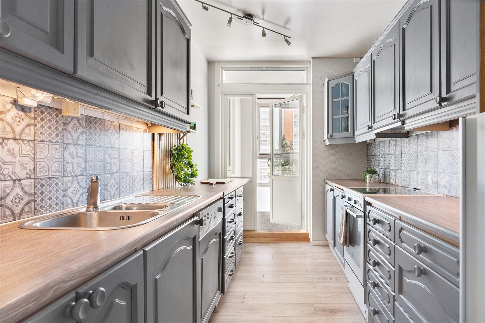 Kjøkkenet har innredning med profilerte fronter. Benkeplaten er av laminat. Fra kjøkkenet er det utgang til innglasset balkong på 3 kvm. Galleribilde