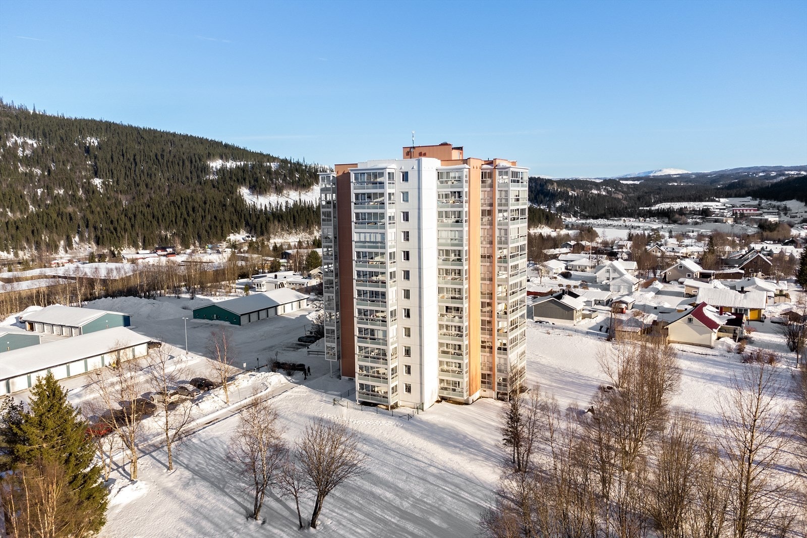 Leiligheten ligger fint til i 4. etasje i bygget, med hovedutsyn mot nordvest. Galleribilde