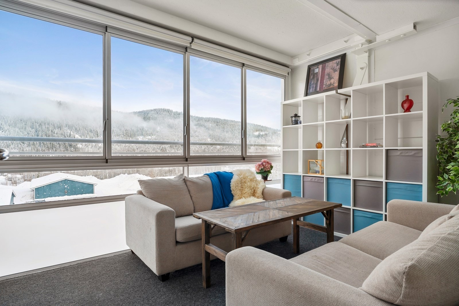 Fra stuen er det utgang til balkong på 28 kvm. Balkongen er fullstendig innglasset med store glassfelt som gir mye lys og utsikt. Galleribilde