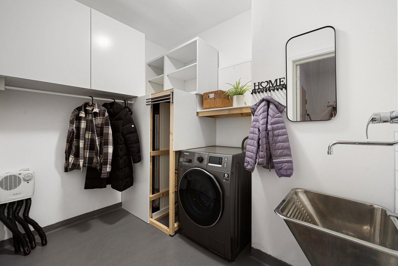 Leiligheten har også et stort og praktisk vaskerom med mye oppheng for klesvask. Ellers mye praktisk skapplass for lagring. Galleribilde