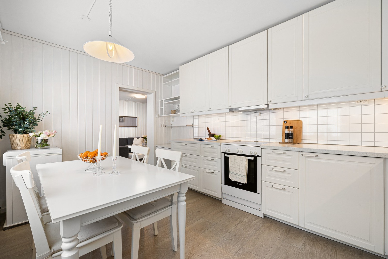 Det er god plass til spisegruppe med utsikt mot borettslagets fellesareal. Galleribilde