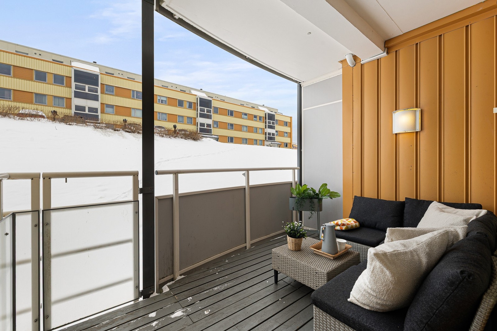 Balkongen er 8 kvm med takoverbygg, og det er god plass til en sittegruppe. Galleribilde