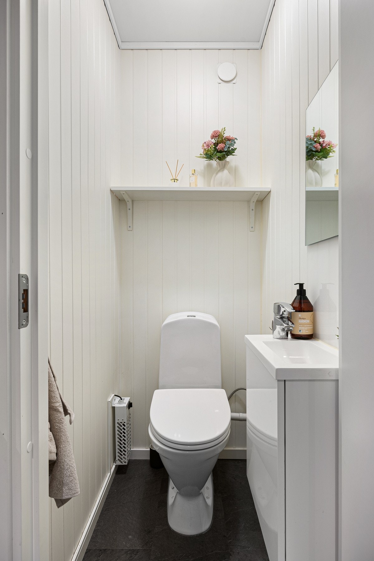 Toalettrom ved entré. Galleribilde