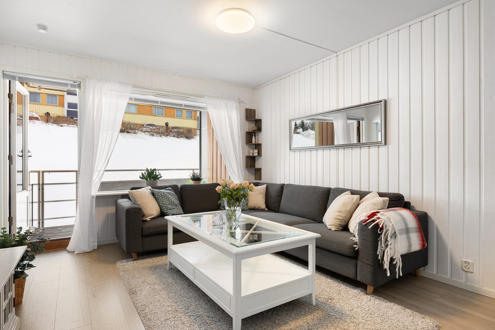 Leiligheten har praktisk beliggenhet i en høy 1. etasje. Galleribilde