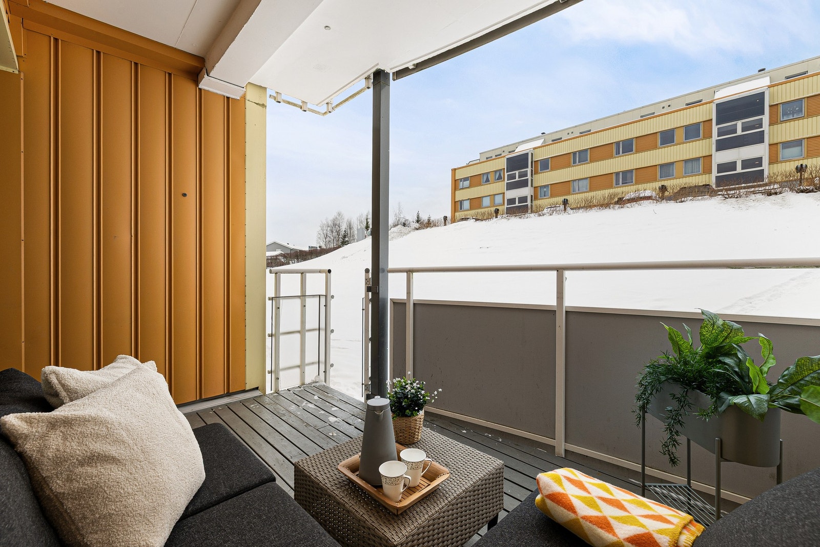 Fra balkongen er det trapp ned til borettslagets felles plen. Galleribilde