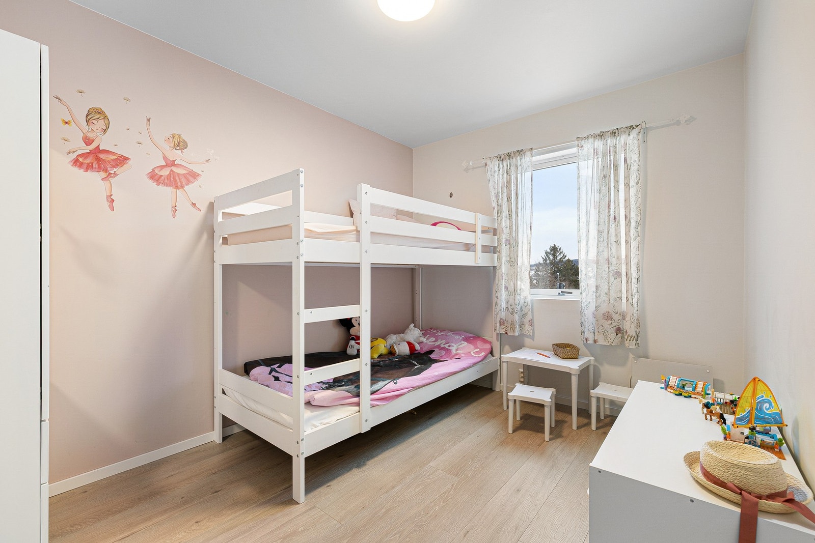 Leilighetens andre soverom er 9,5 kvm og passer godt både som barnerom, gjesterom eller kontor. Galleribilde