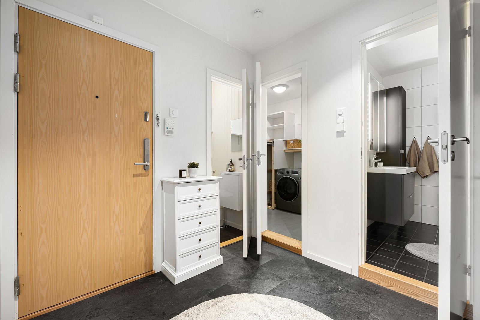 Leiligheten disponerer lagringsplass i eksterne boder. Galleribilde