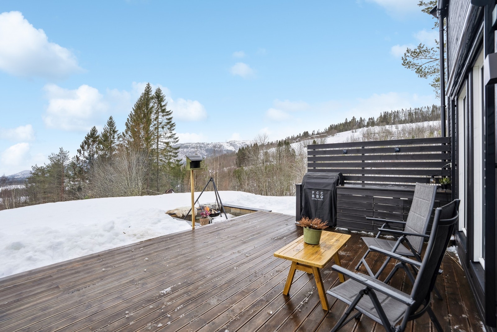 Uteområdet er opparbeidet med gode soner for opphold. Her finner man også en hyggelig fire pit som gir et naturlig samlingspunkt for rolige kvelder ute. Galleribilde