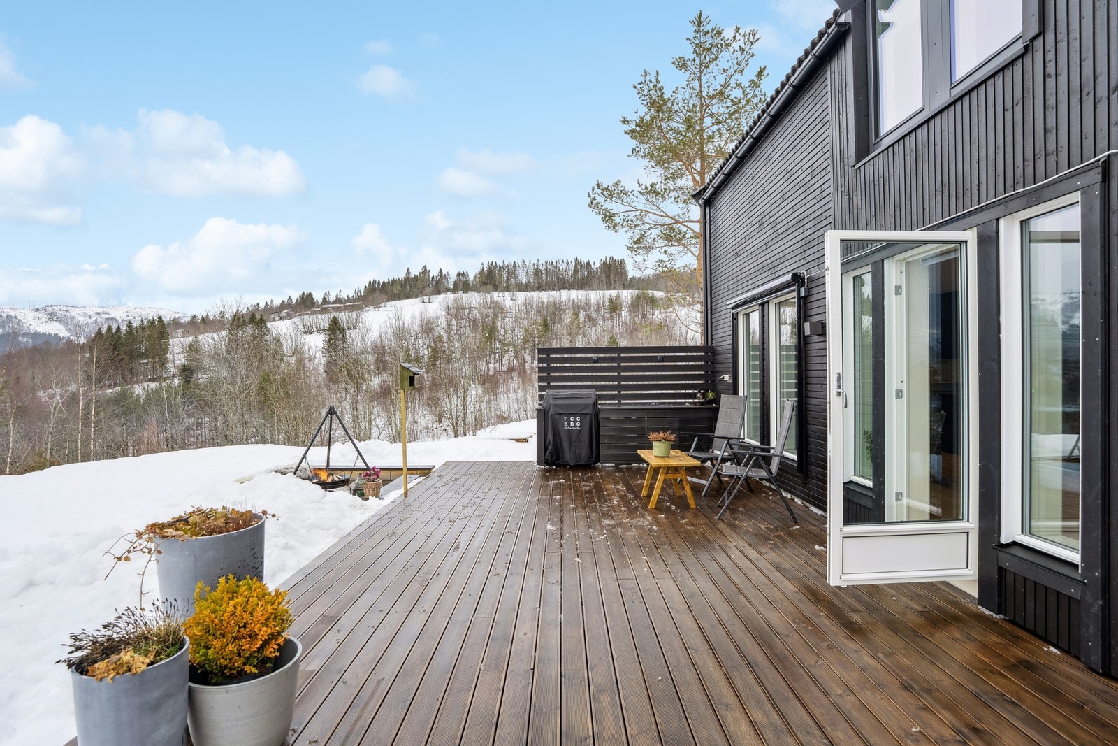 Sydvendt terrasse gir gode solforhold gjennom store deler av dagen. Galleribilde