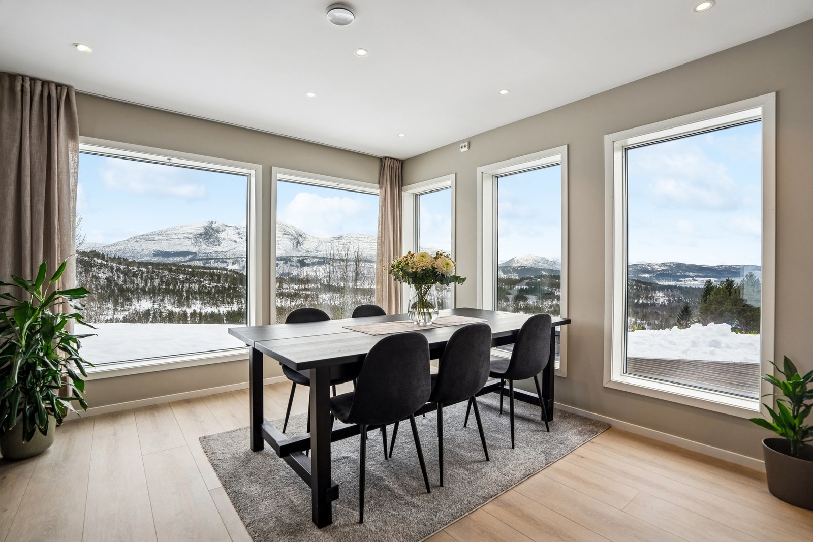 Oppholdsrommet oppleves lyst og luftig med store vindusflater og godt med dagslys. Galleribilde