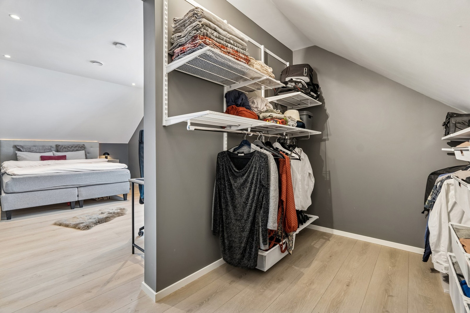 Garderoberom tilhørende soverommet. Galleribilde