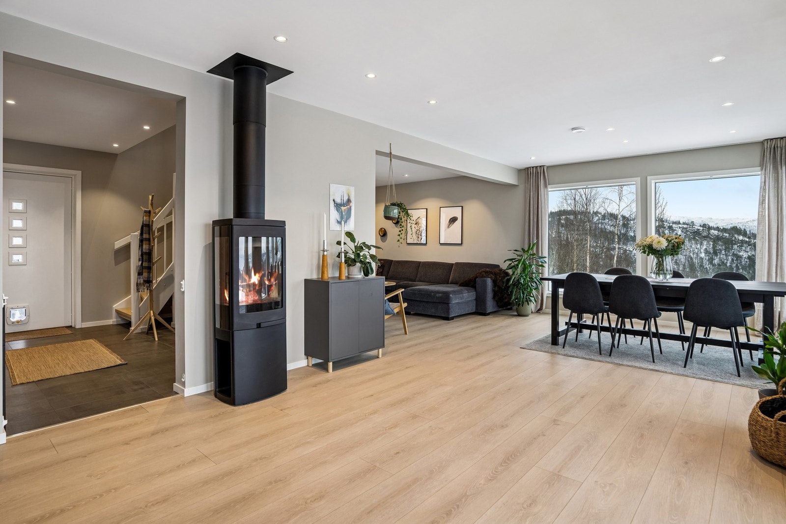 Vedovnen er plassert sentralt i rommet og gir både varme og en hyggelig atmosfære. Galleribilde