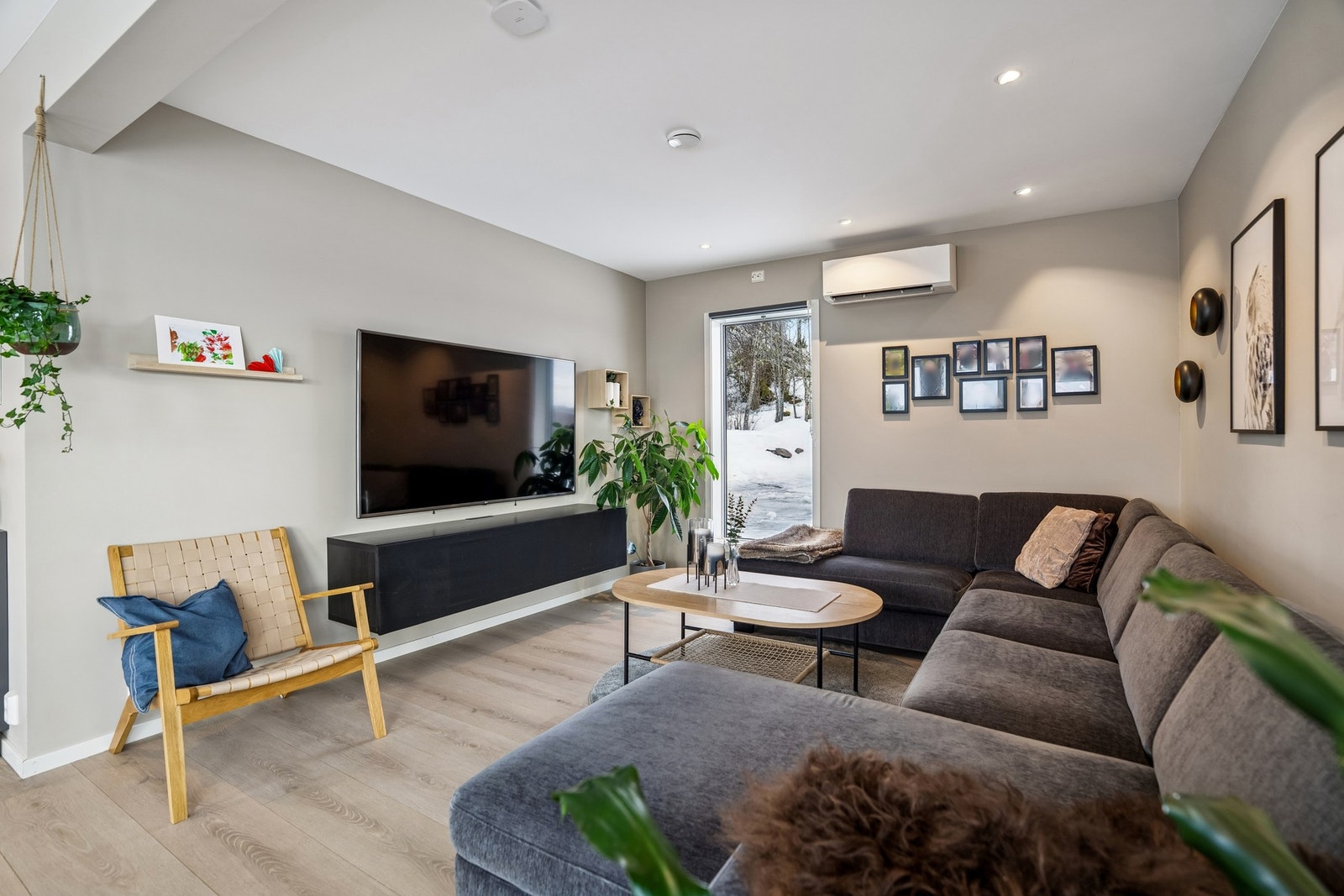 Boligen har en praktisk utforming med romslige oppholdsrom, store vindusflater og moderne løsninger. Galleribilde