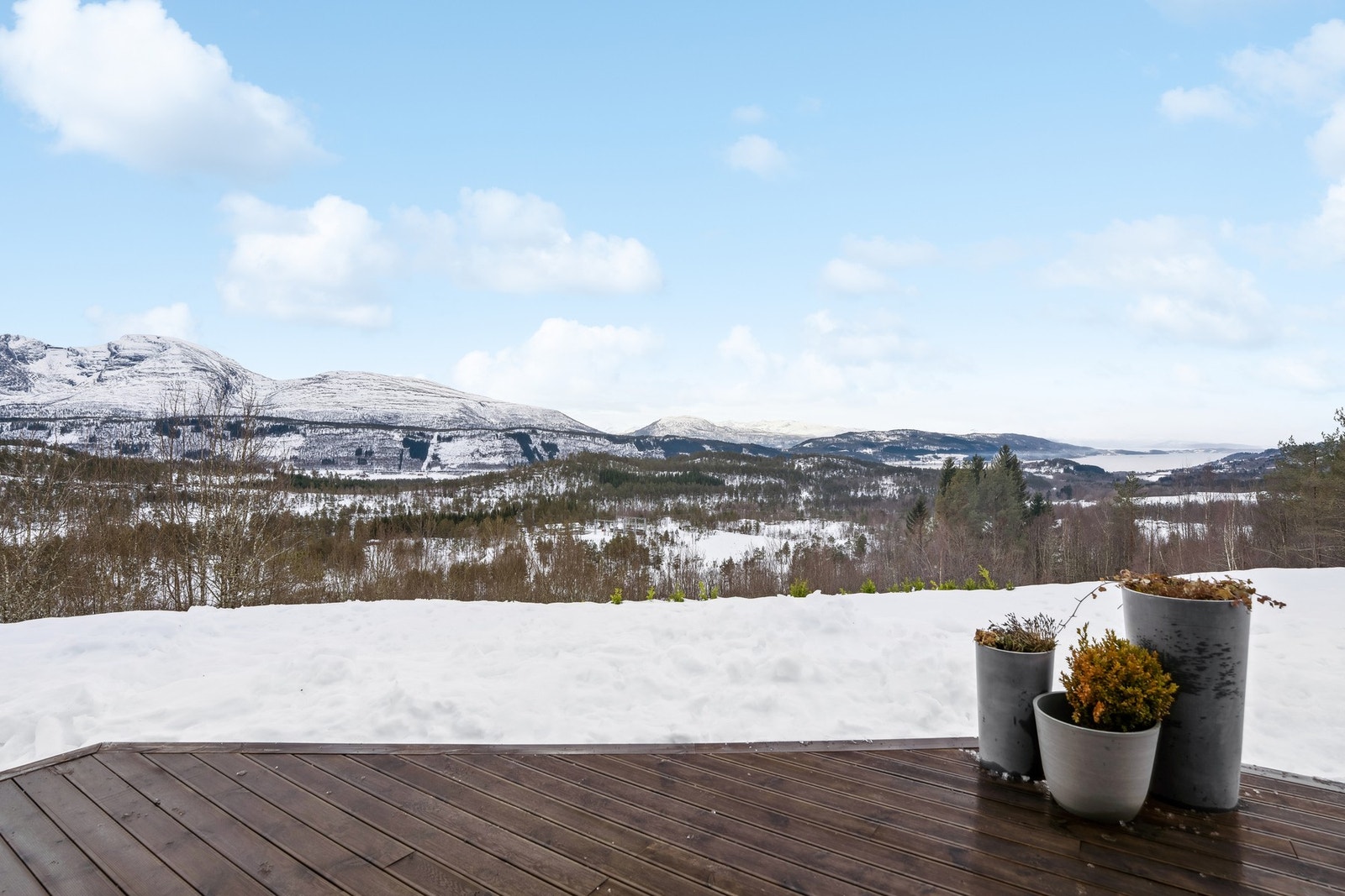 Terrassen er på ca. 39 kvm og gir gode muligheter for utemøbler, grill og sosiale sammenkomster. Galleribilde