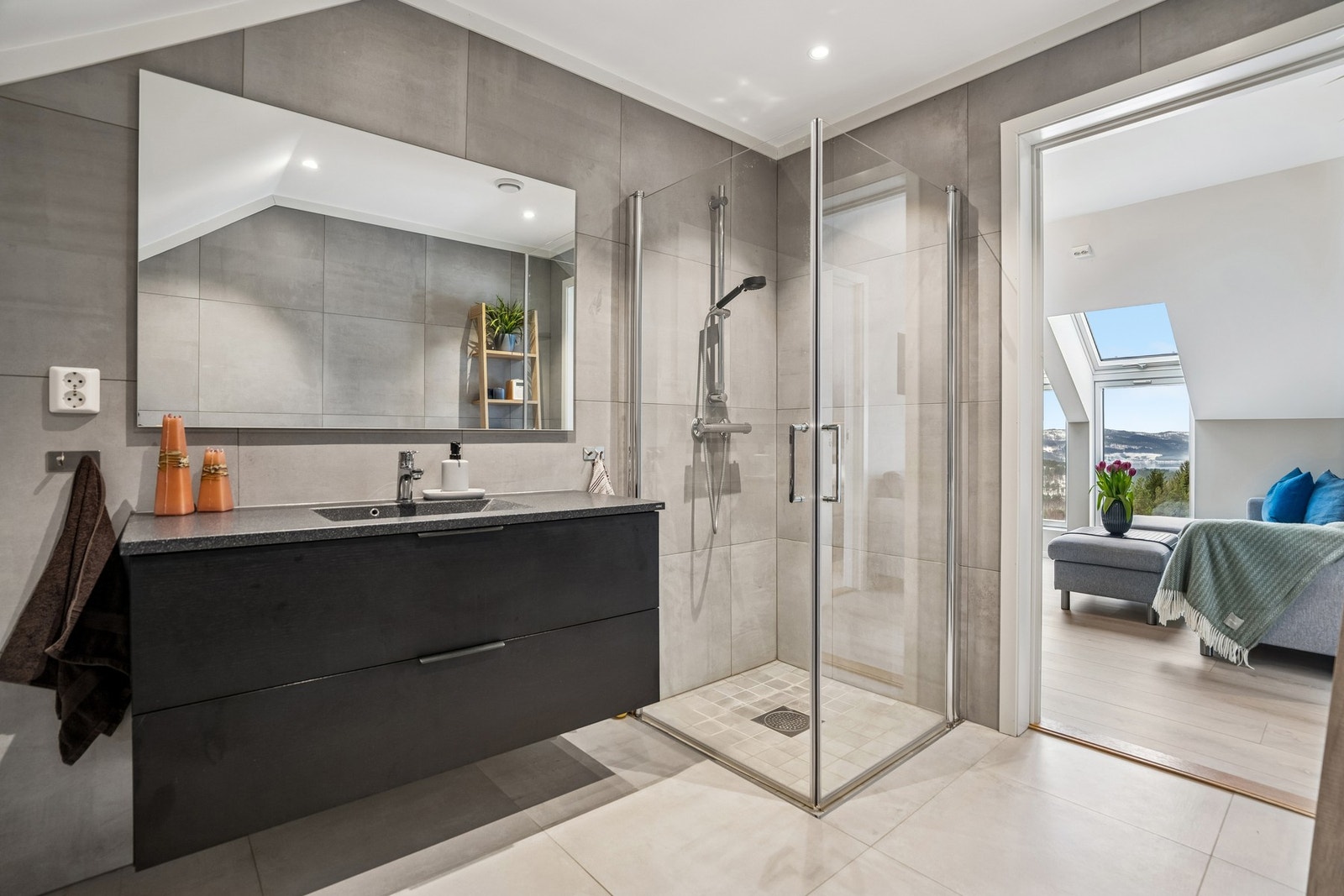 Bad i overetasje med gulvvarme, badekar, dusjnisje og stilrene materialvalg. Galleribilde