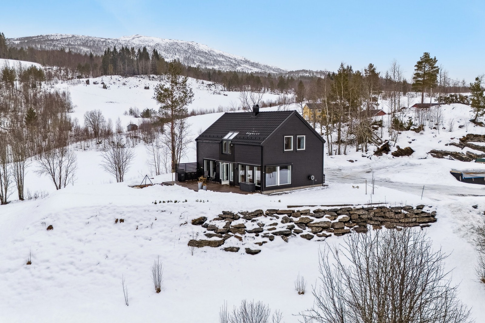 Eiendommen ligger meget fint til på en flott utsiktsomt med gode solforold og usjenerte uteområder. Galleribilde