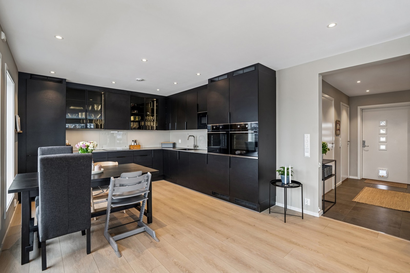 Kjøkkeninnredning fra JKE Design med glatte fronter og god skapplass. Galleribilde