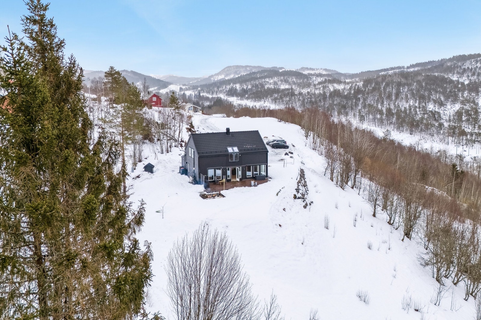 Boligen ligger i naturskjønne omgivelser med gode solforhold og utsikt mot omkringliggende landskap. Galleribilde