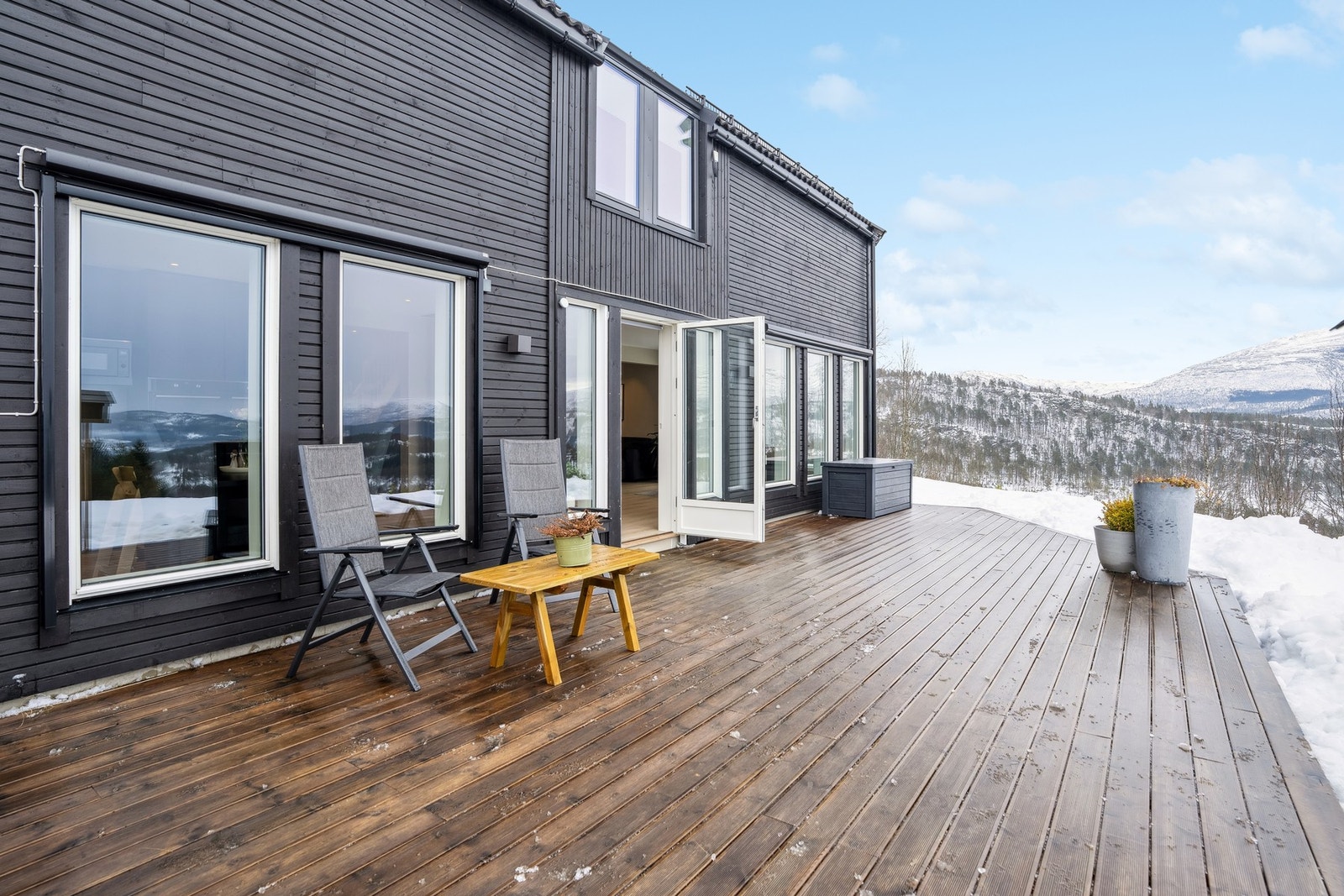 Fra stuen er det utgang til en stor og solrik terrasse. Galleribilde