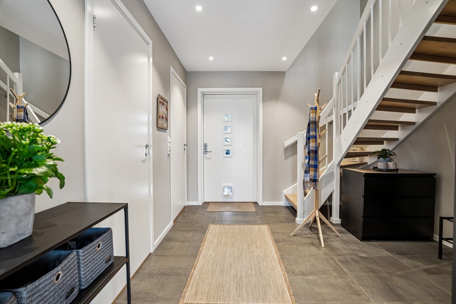 Fra inngangspartiet kommer man inn i en romslig entré med god plass til oppbevaring. Galleribilde